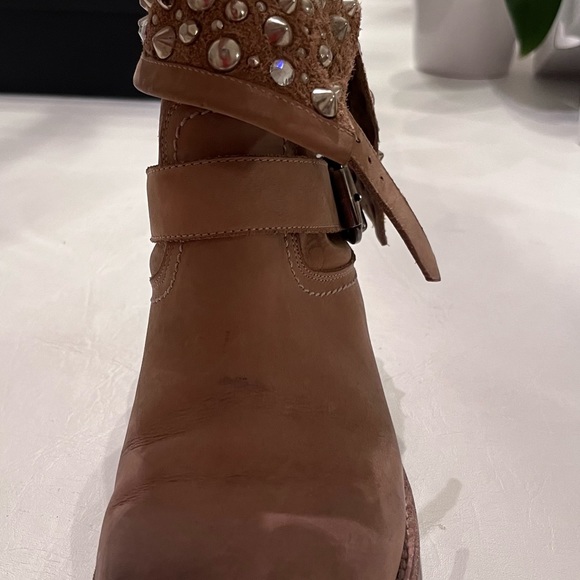 Ankle boots with studded flaps. - Picture 7 of 14
